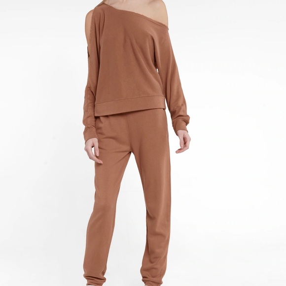 Brown sweatsuit - Picture 1 of 4